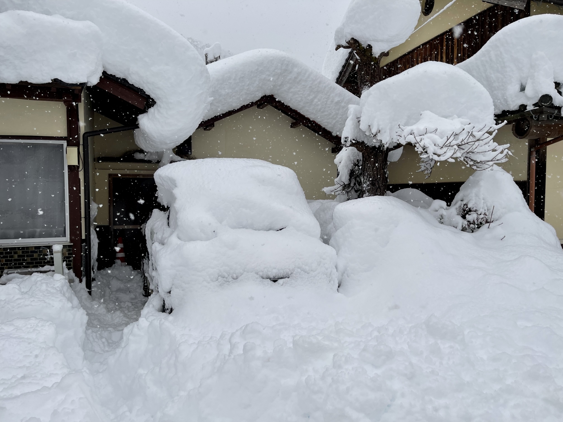 雪かき道具のおすすめまとめ|スコップからダンプの使い分け