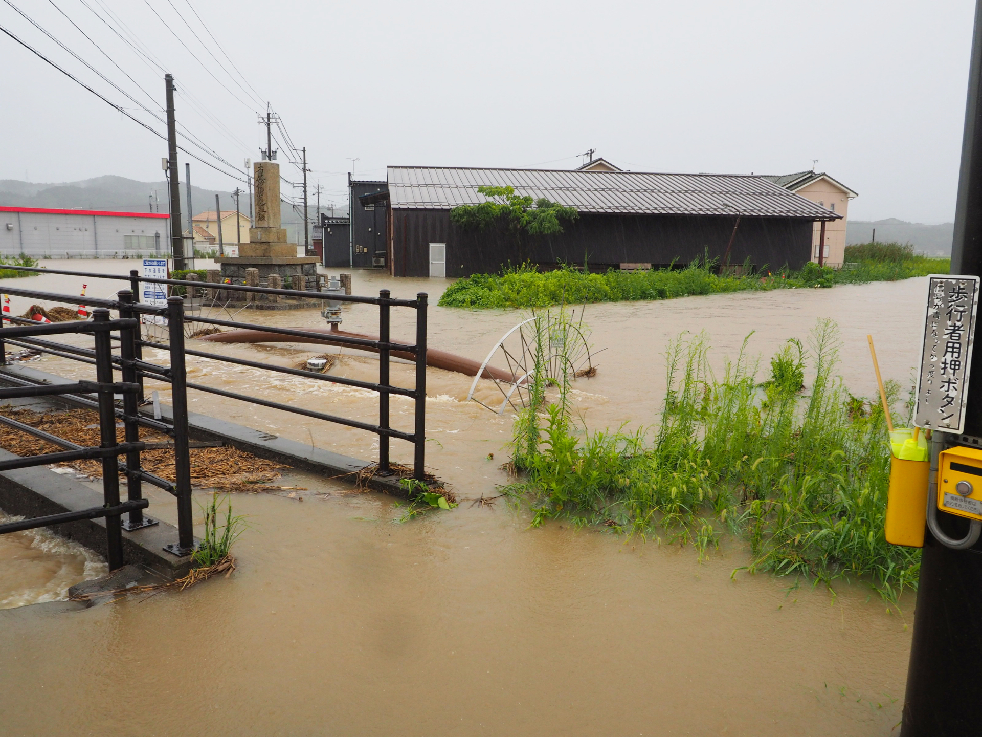台風の窓ガラス対策|飛散防止フィルムと養生テープの貼り方